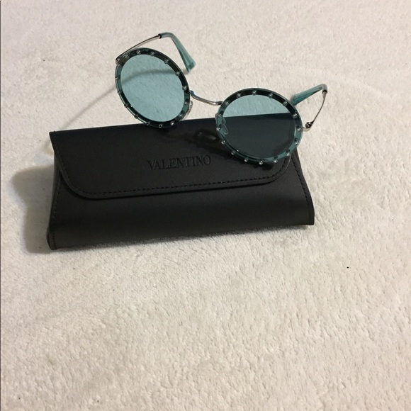 😎 Authentic Valentino sunglases 😎 - Picture 5 of 8